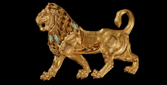 Gold plate in lion form